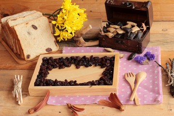 Dried currants and raisin bread.