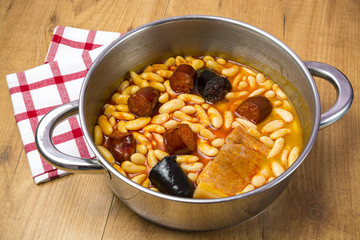 Cocinando fabada en Asturias