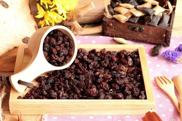 Dried currants and raisin bread.