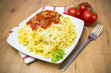 Plato de tallarines con salsa de tomate