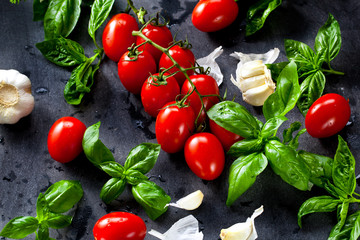 Frische tomaten mit basilikum und knoblauch 