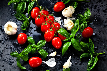 Frische tomaten mit basilikum und knoblauch 