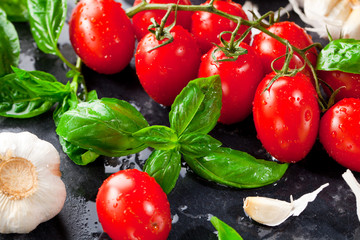 Frische tomaten mit basilikum und knoblauch 
