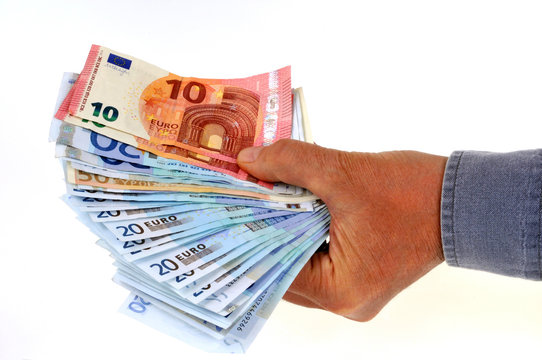 Des billets de banque en main
