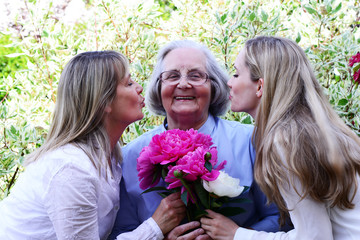 Seniorin feiert Geburtstag
