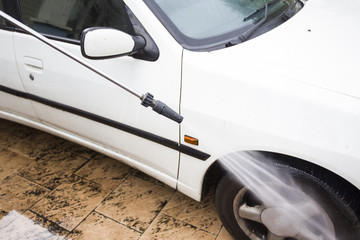 Car washing with high pressure water jet