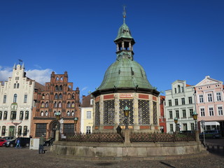 Naklejka premium Wasserkunst auf dem Markt