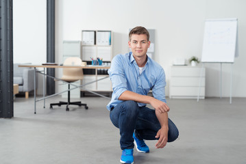 motivierter mitarbeiter mit turnschuhen