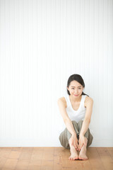 Fototapeta premium 座る若い女性