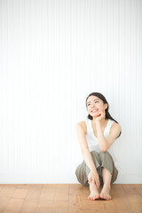 Fototapeta premium 座る若い女性