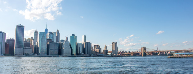 Obraz premium Panoramic View Manhattan Skyline and Brooklyn Bridge 