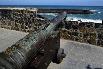 Fototapeta na wymiar Cañón apuntando hacia el mar .Plaza de Europa. Puerto de la Cruz. Tenerife. Canarias 