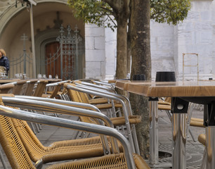 terrasses désertes en été,crise économique