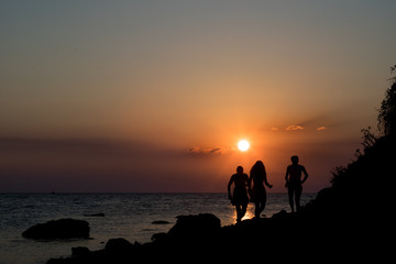 Fototapeta na wymiar Девушки на закате у моря