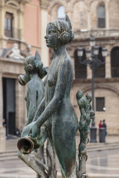Maiden statue, Central Fountain representing Rio Turia, and cathedral, Plaza de la Virgen, Valencia, Spain