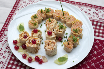 Crepesröllchen mit Lachs und Orangensenf - mit gehackten Crevetten, Ziegenfrischkäse und Piment...
