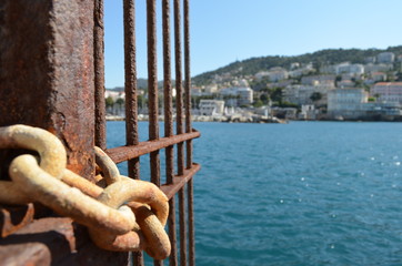 Naklejka premium Grille rouillée par la mer au port de Nice
