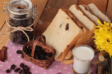 Dried currants and raisin bread.