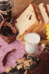 Dried currants and raisin bread.