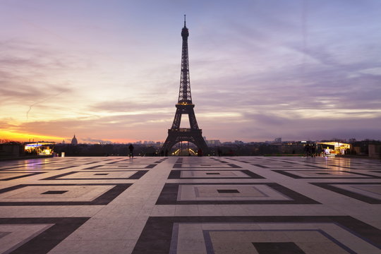 Trocadero and Eiffel Tower at sunrise, Paris, Ile de France, France 