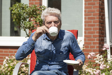 Rentner trinkt Kaffee