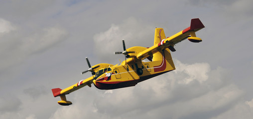 Bombardier d'eau en approche