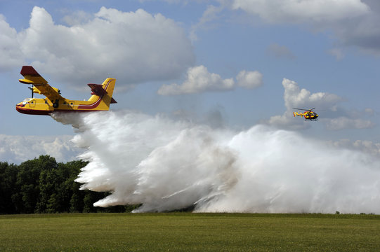 Bombardier d'eau en largage
