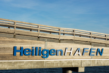 Fototapeta premium Erlebnis-Seebrücke in Heiligenhafen an der Ostsee, Deutschland