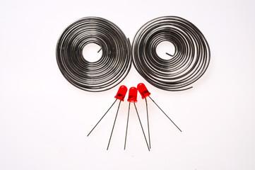 Tres leds rojos y dos espirales de estaño