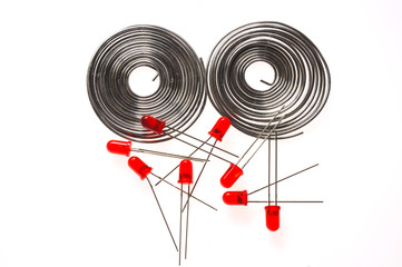 Dos espirales de esta&ntilde;o y leds rojos sobre fondo blanco