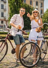 Obraz premium Couple with bicycles