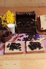 Dried currants and raisin bread.