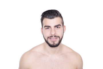 Junger mann mit schönen Zähnen lächelt
