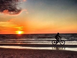 Fototapeta premium biker meer sonnenuntergang