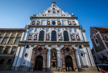 Michaelskirche in München an einem Sommertag