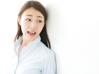 驚く・若い女性
