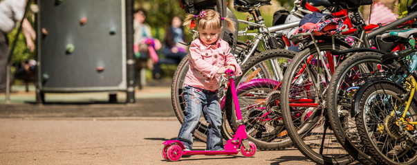 Fototapeta na wymiar little girl with her scooter 