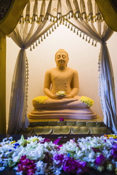 Temple of the Sacred Tooth Relic (Sri Dalada Maligawa), Buddha statue in a lotus position, Kandy, Sri Lanka