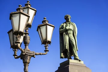 Fototapete  Künstlerisches Denkmal iron lantern on the background of the monument to Alexander Push
