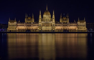 Fototapeta premium Hungarian parliament at night
