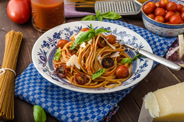 Wholemeal pasta with roasted tomato