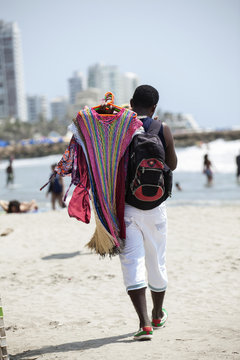 Vendedor de ropa  en  la playa de Cartagena