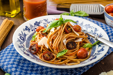 Wholemeal pasta with roasted tomato