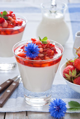 Strawberry panna cotta
