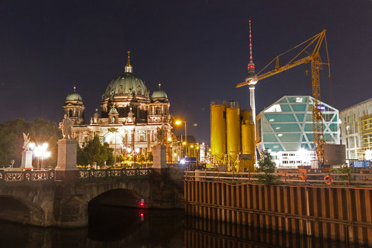 construction site berlin city palace / castle at night, berlin cathedral, cranes,