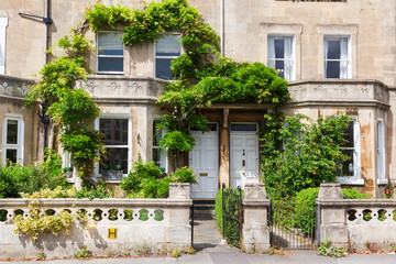 malerischer Hauseingang mit Vorgarten in Bath, England
