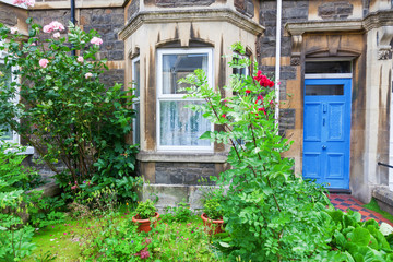 Fototapeta na wymiar malerischer Hauseingang mit Vorgarten in Bath, England