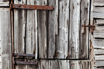 Detail eines verwitterten Holzschuppens