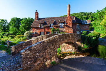 malerisches Cottage mit Packpferdbrücke in Allerford, Somerset, England