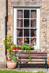 Fototapeta na wymiar Fenster an einem altem Haus in Vicars Close, Wells, England